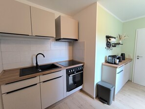 Kühlschrank, Mikrowelle, Ofen, Herdplatte