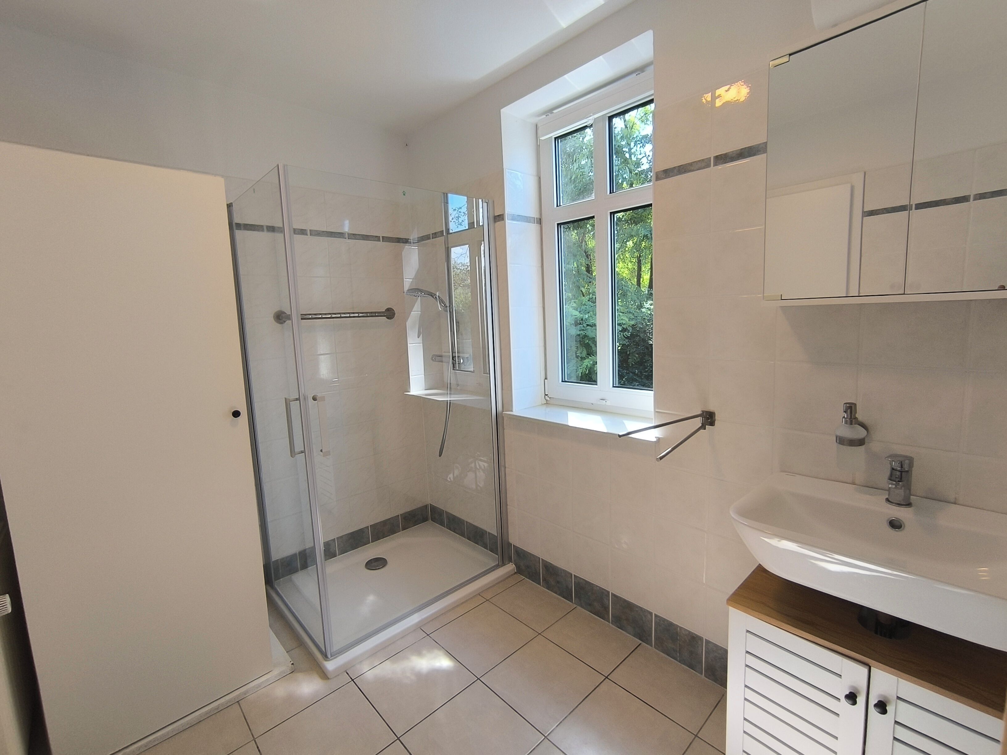 Dusj, hårføner, håndklær og såpe