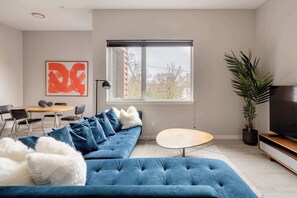 TV, offices - Retro Charm - Hawthorne - 2BR - Walkable (Portland)