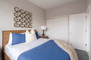 2 bedrooms, iron/ironing board, travel cot, WiFi - Retro Charm - Hawthorne - 2BR - Walkable (Portland)