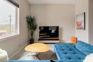 TV, offices - Retro Charm - Hawthorne - 2BR - Walkable (Portland)