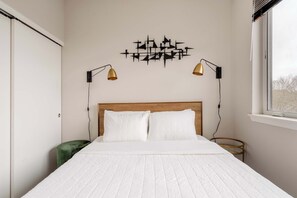 2 bedrooms, iron/ironing board, travel crib, WiFi - Retro Charm - Hawthorne - 2BR - Walkable (Portland)