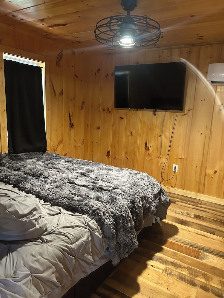 Indian Creek Cabin, McKee KY 2 BR cabin on the Rockcastle River in