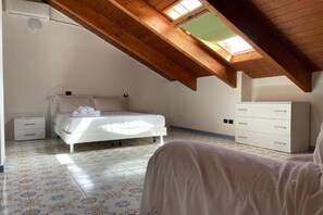 3 chambres, fer et planche à repasser, Wi-Fi, draps fournis