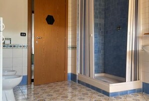 Douche, sèche-cheveux, bidet, serviettes fournies