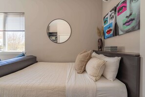 Een strijkplank/strijkijzer, reisbedje, wifi, beddengoed