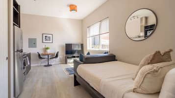 Tabla de planchar con plancha, cuna de viaje, wifi y ropa de cama