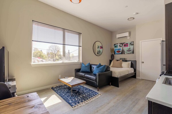 مكواة/لوح كي وسرير سفر وواي فاي وملاءات أسرّة