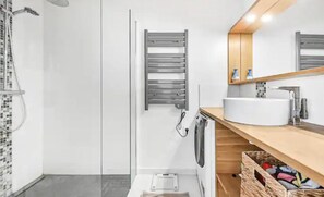 Hårføner, håndklær, såpe og toalettpapir