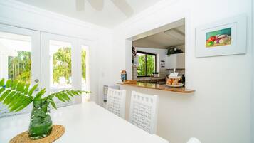 Villa, 3 Bedrooms, Private Pool, Pool View | Dining room