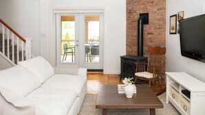 Televisión y chimenea 