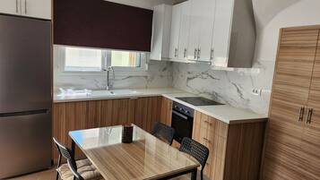 Fridge, oven, stovetop, coffee/tea maker