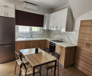 Fridge, oven, stovetop, coffee/tea maker