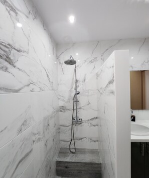 Douche, sèche-cheveux, serviettes fournies, savon