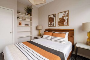 1 bedroom, iron/ironing board, travel cot, WiFi - Stylish Hawthorne 1BR w 90 WalkScore (Portland)