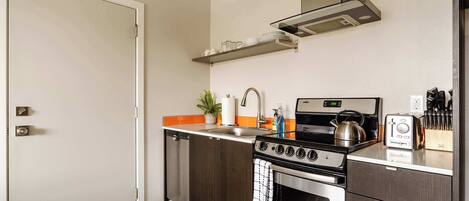 Réfrigérateur, micro-ondes, four, plaque de cuisson