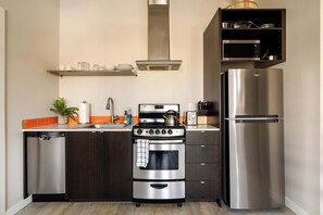 ثلاجة، ميكروويف، فرن، موقد طهي مسطح