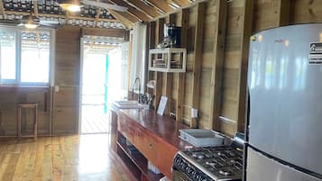 Microwave, oven, cookware/dishes/utensils, lobster pot