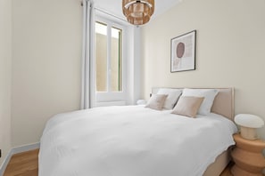 2 habitaciones, tabla de planchar con plancha y cuna de viaje 