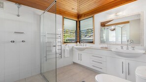 Shower - MAPLE MANOR - THE VINTAGE HOLIDAY HOUSES (POKOLBIN)