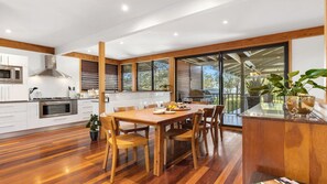 Dining - MAPLE MANOR - THE VINTAGE HOLIDAY HOUSES (POKOLBIN)