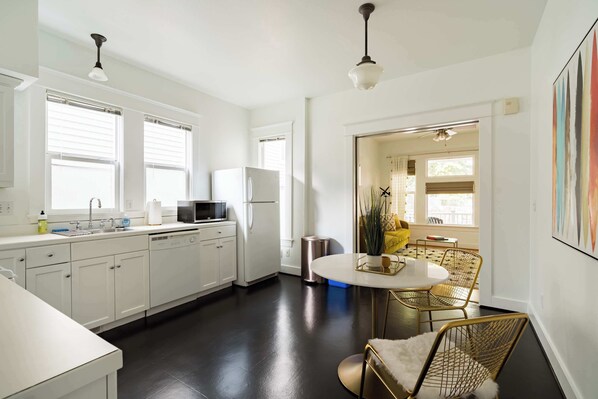 Een koelkast, een microgolfoven, een oven, een kookplaat