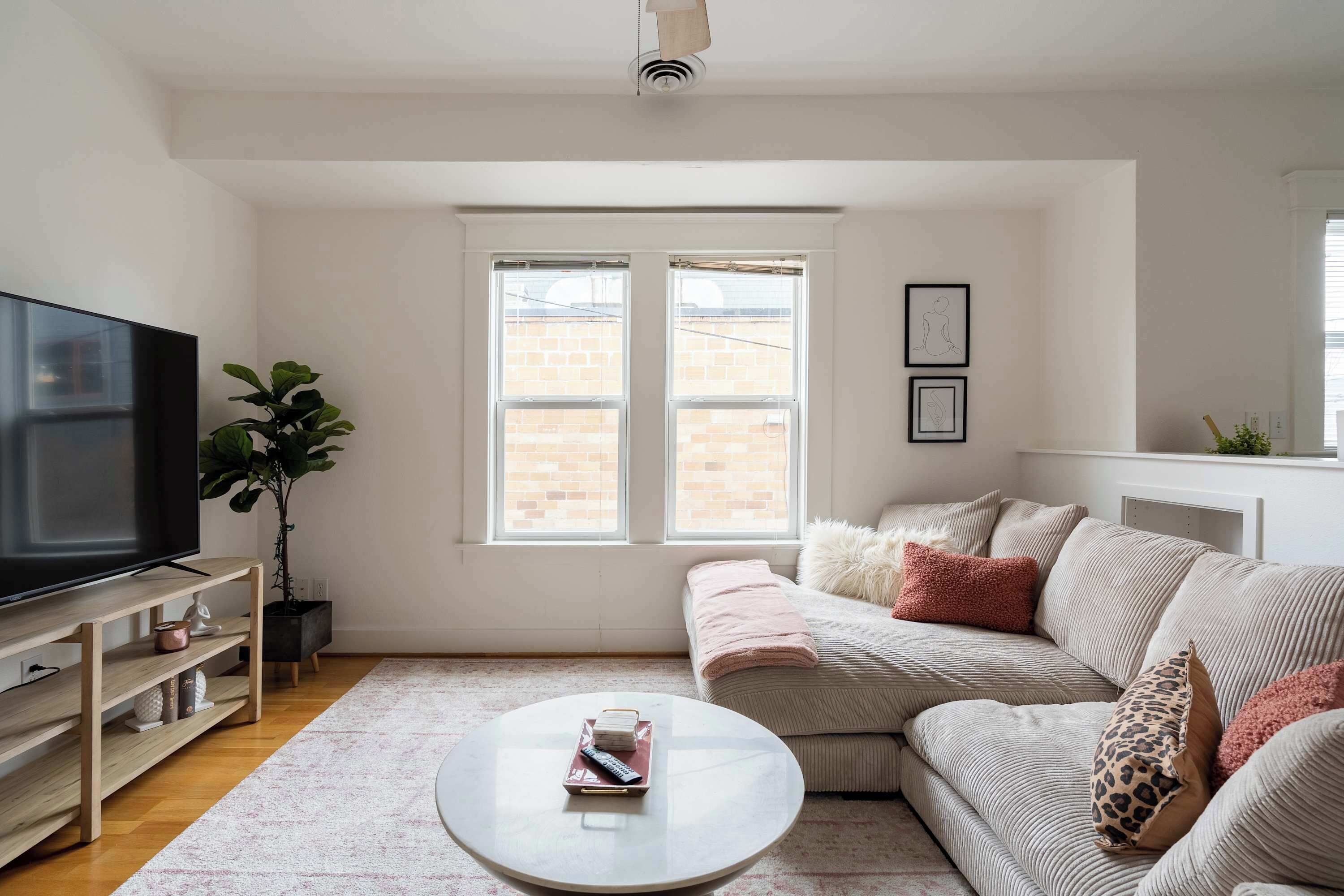 Televisión y oficina 