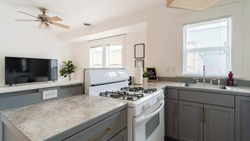 Fridge, oven, stovetop, dishwasher