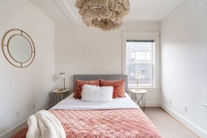 1 slaapkamer, een strijkplank/strijkijzer, reisbedje, wifi