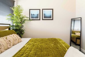 1 habitación, tabla de planchar con plancha, cuna de viaje y wifi 