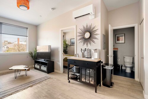 Modern 1BR - Walk to Dining & Bars - Fast WiFi & AC