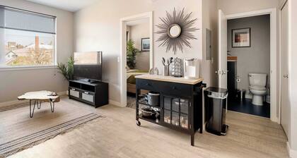 Modern 1BR - Walk to Dining & Bars - Fast WiFi & AC