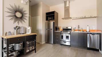 Fridge, oven, stovetop, dishwasher