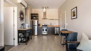 Fridge, oven, stovetop, dishwasher