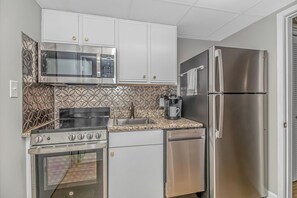 冷蔵庫、電子レンジ、オーブン、コンロ