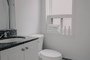Hair dryer, towels - Lum The Queen - Superior One-Bedroom Apartment (Toronto)
