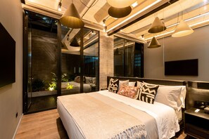 2 bedrooms, desk, iron/ironing board, WiFi