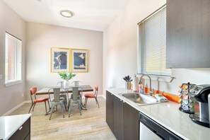Réfrigérateur, four à micro-ondes, un four, surface de cuisson