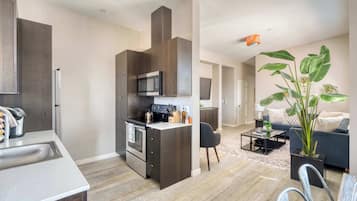 Een koelkast, een magnetron, een oven, een kookplaat