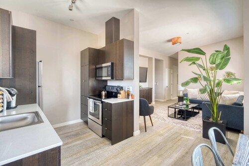 Rooftop Deck • City Views • Hawthorne 4BR