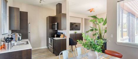 Kühlschrank, Mikrowelle, Ofen, Herdplatte