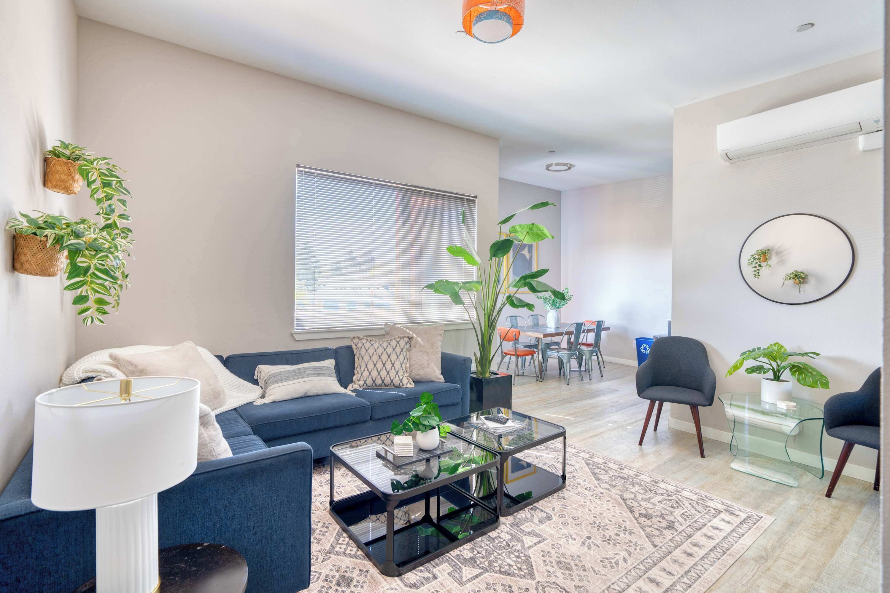 Televisión y oficina 