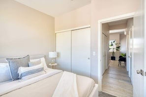 4 habitaciones, tabla de planchar con plancha, cuna de viaje y wifi