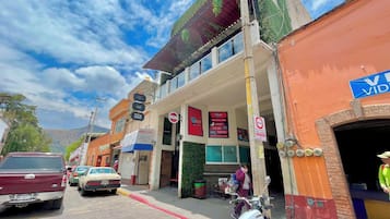 Vista frontal de la propiedad