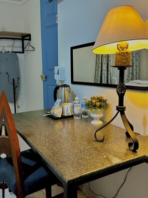 Individually furnished, desk, free WiFi, bed sheets - Hotel Mesón Velasco (Temascalcingo)