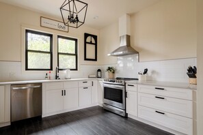 Fridge, oven, stovetop, dishwasher