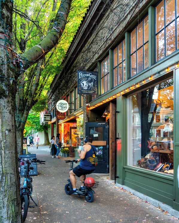 Une scène de rue avec une devanture de magasin portant le nom « Paxtongate » et une enseigne indiquant « Margaret’s ».