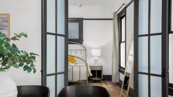 4 slaapkamers, een strijkplank/strijkijzer, reisbedje, wifi