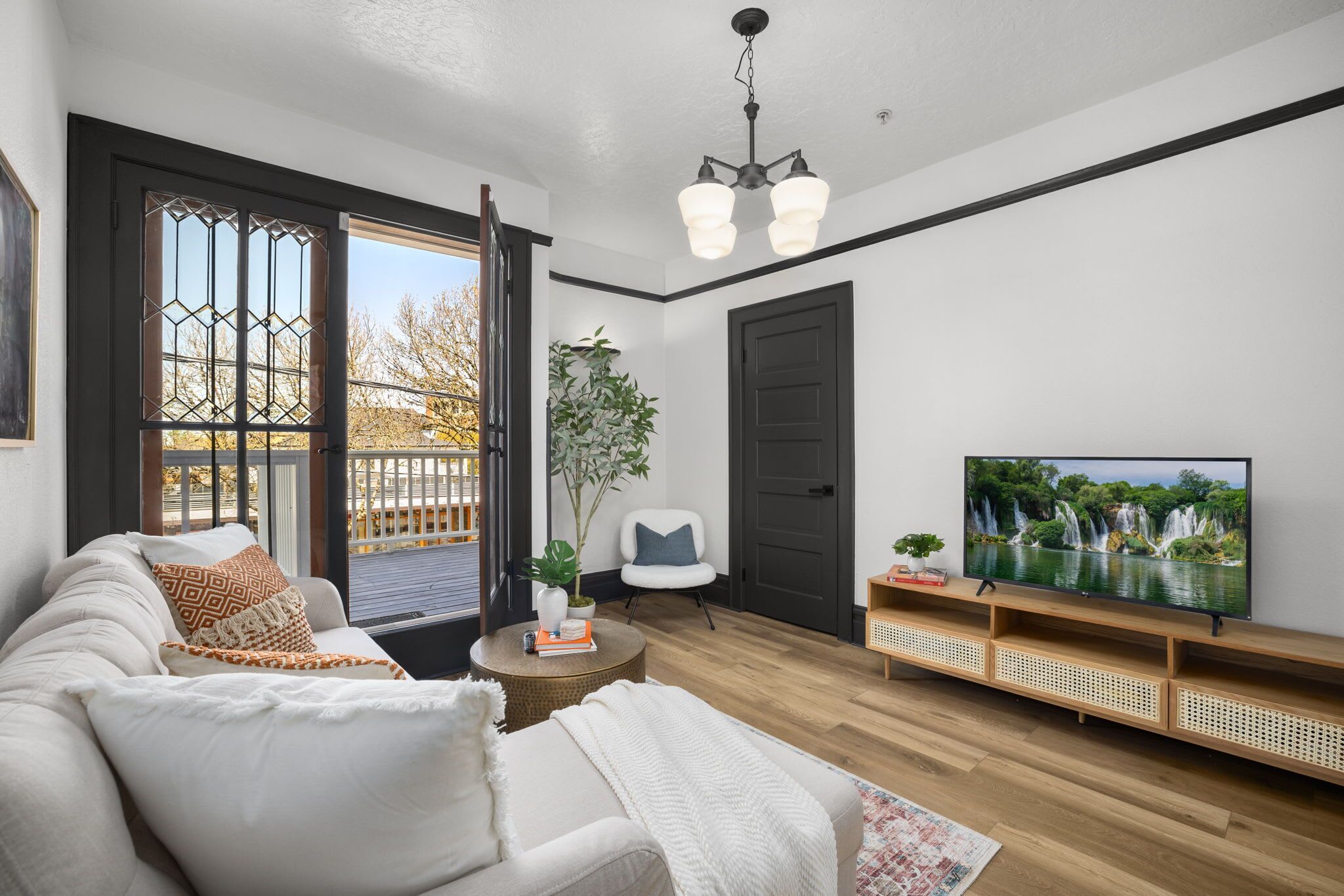 Televisión y oficina 