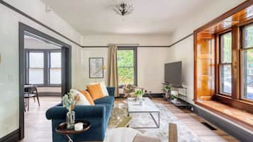 Een televisie en een kantoor